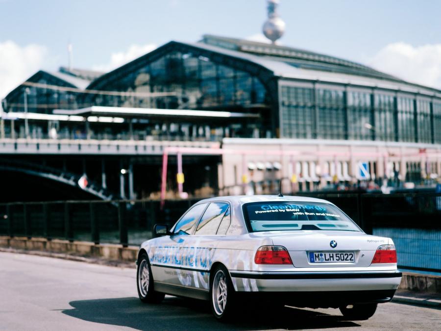  BMW 750hL CleanEnergy Concept 2000 года  (фото 8 из 16)